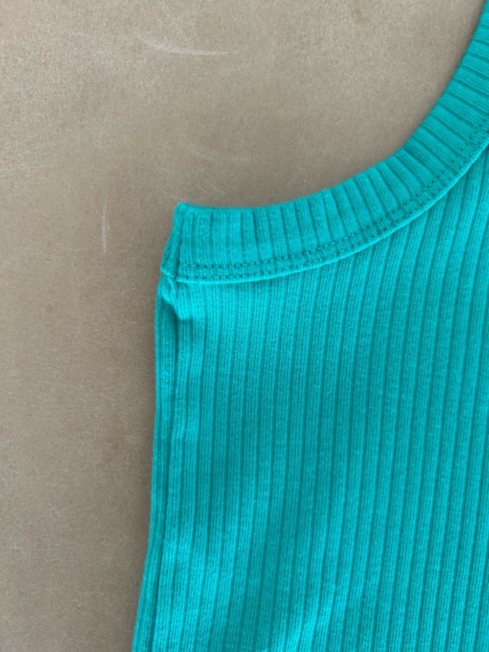 Gap Women’s High Neck Ribbed Tank
Delux Kelly Green
Large - Picture 5 of 10